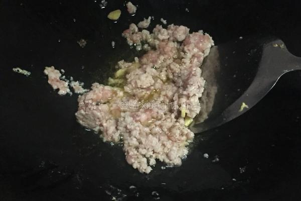 肉末毛豆的做法图解2