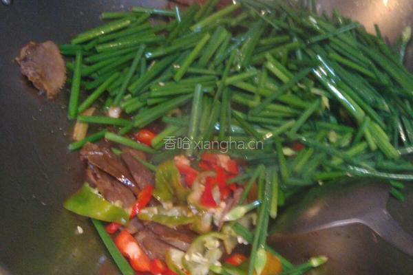 卤猪舌炒韭花的做法图解4