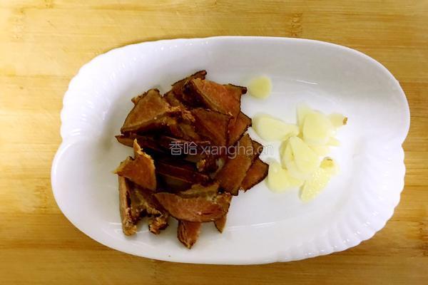 青豆炒腊肉的做法图解3