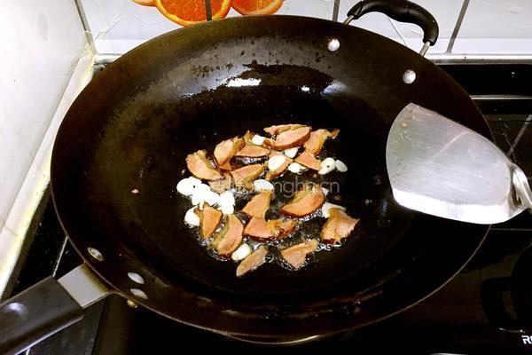 青豆炒腊肉的做法图解5