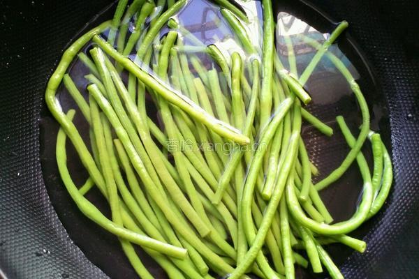 酱香肉末豆角的做法图解1