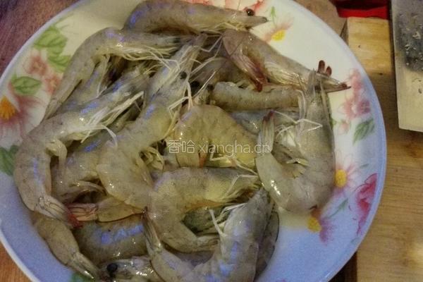 浇汁油爆虾的做法图解1