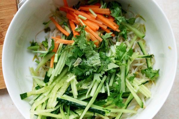 凉拌黄瓜豆芽胡萝卜的做法图解6