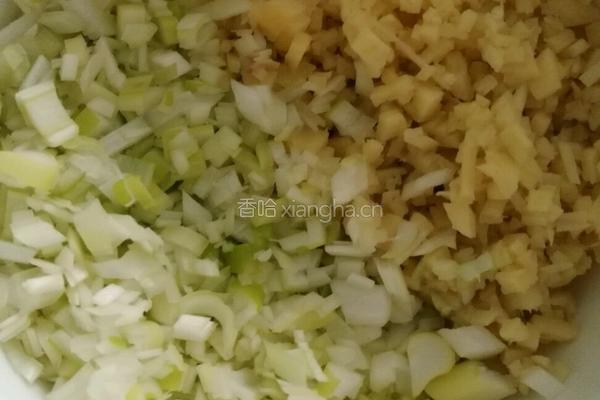 猪肉卷心菜馅饼的做法图解2