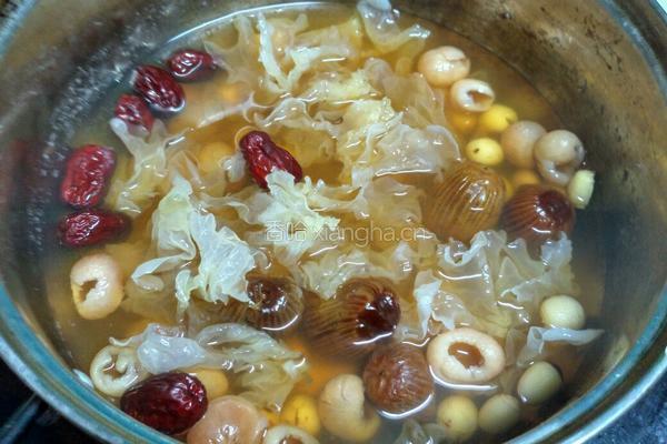 银耳莲子红枣甜汤的做法图解3