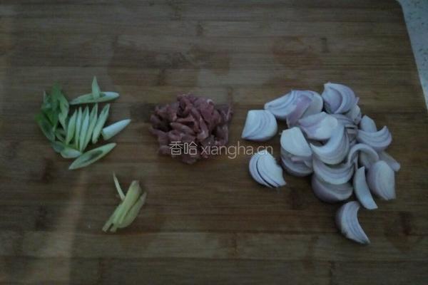 洋葱炒肉的做法图解2