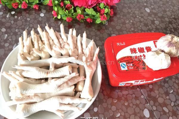 蒜香鸡爪的做法图解1