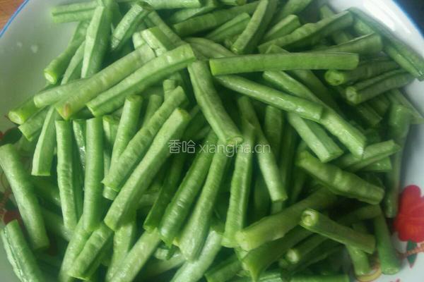 长豆角闷肉的做法图解1