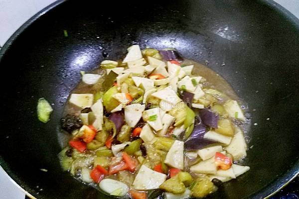 豆腐片炒茄子的做法图解8