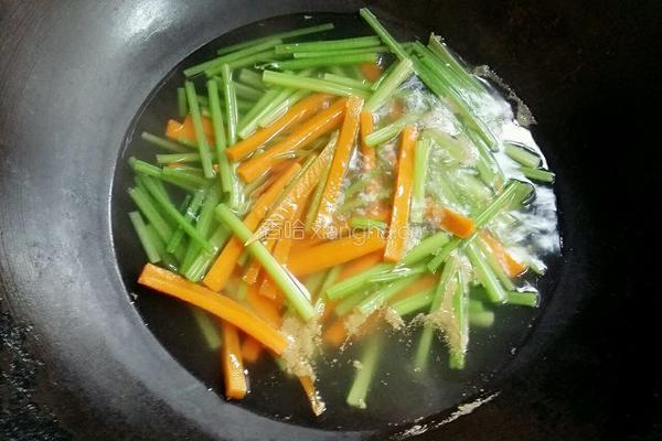 芹菜胡萝卜炒瘦肉的做法图解5