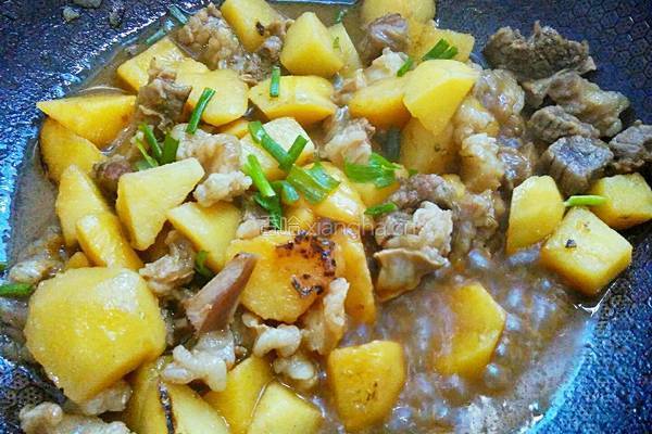 土豆焖牛肉的做法图解11