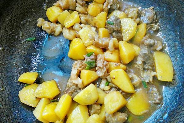 土豆焖牛肉的做法图解12