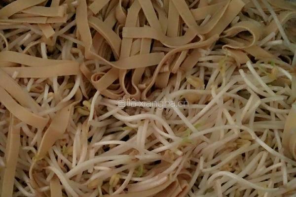 豆腐皮炒绿豆芽的做法图解3