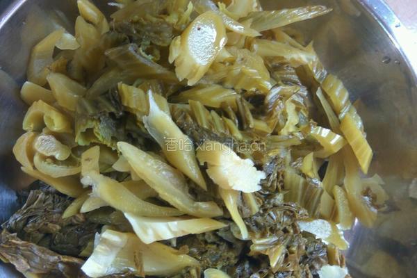 酸菜炒肉的做法图解2