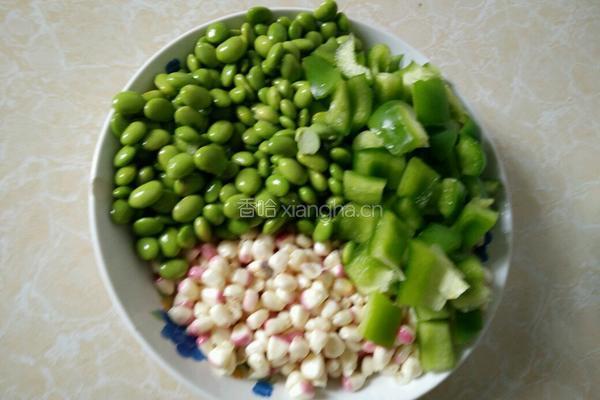 青椒炒毛豆玉米粒的做法图解1