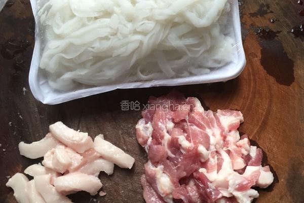 猪肉炒粉的做法图解1