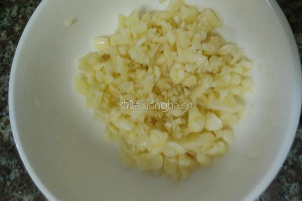 红辣椒松花蛋的做法图解1