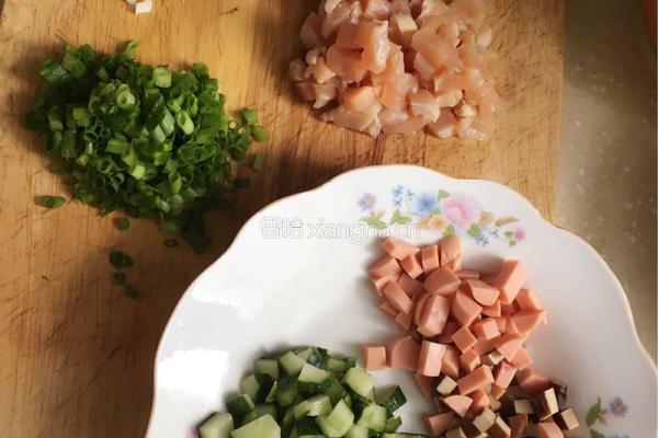 鸡肉丁炒米饭的做法图解1