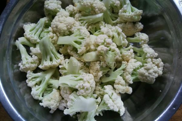 西红柿炒菜花的做法图解1