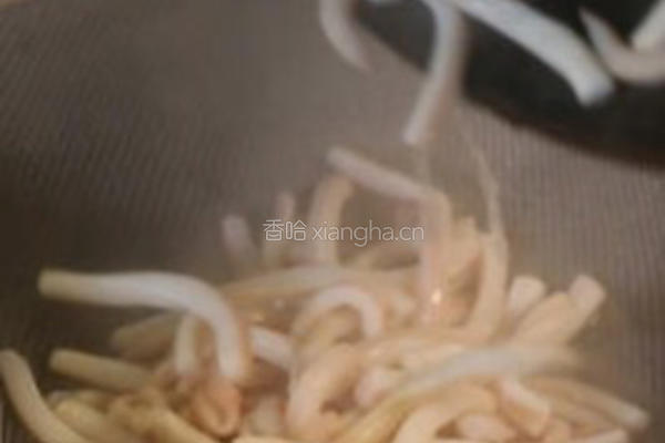 韭菜炒鱿鱼的做法图解2
