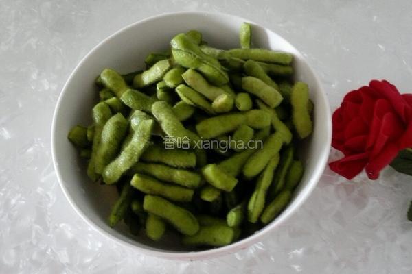 凉拌毛豆的做法图解1