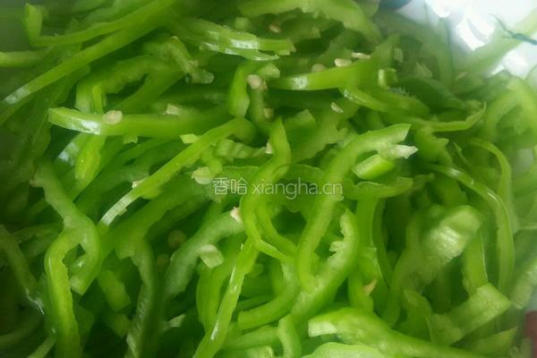 青椒炒肉丝的做法图解1