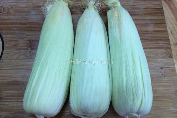 水煮玉米的做法图解1