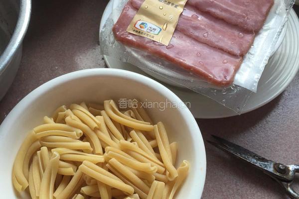 培根炒洋葱芝士拌手卷形意粉的做法图解1