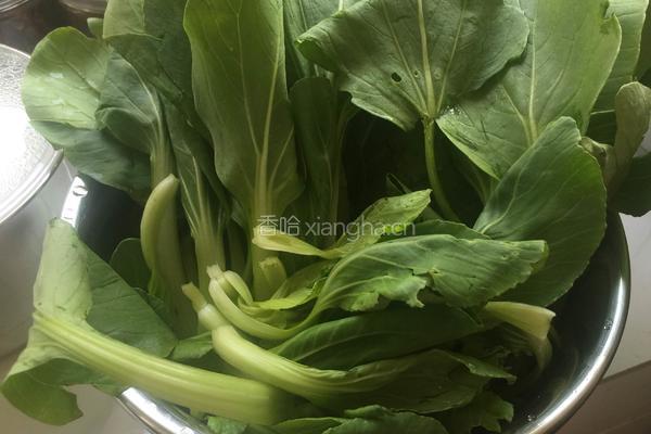 木耳炒青菜的做法图解1