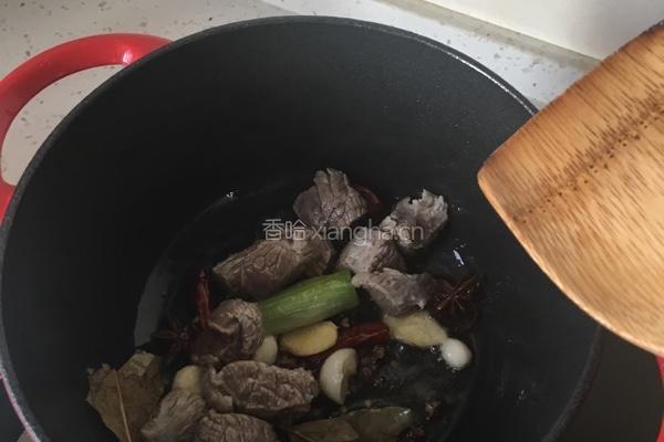 腐竹牛腩煲的做法图解3