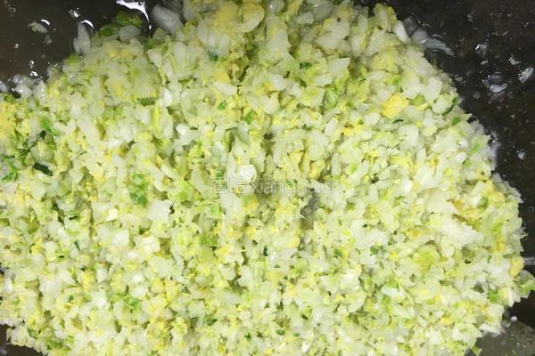 白菜玉米饺的做法图解1