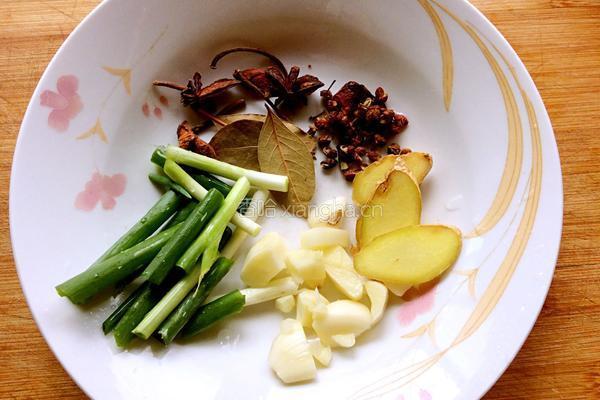 红烧肉炖豆腐的做法图解3