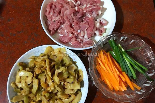 榨菜炒肉丝的做法图解1