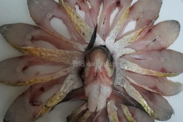 清蒸孔雀开屏鱼的做法图解3