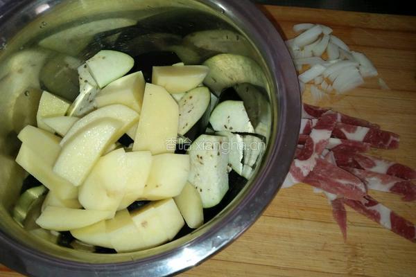 猪肉炖茄子土豆的做法图解1