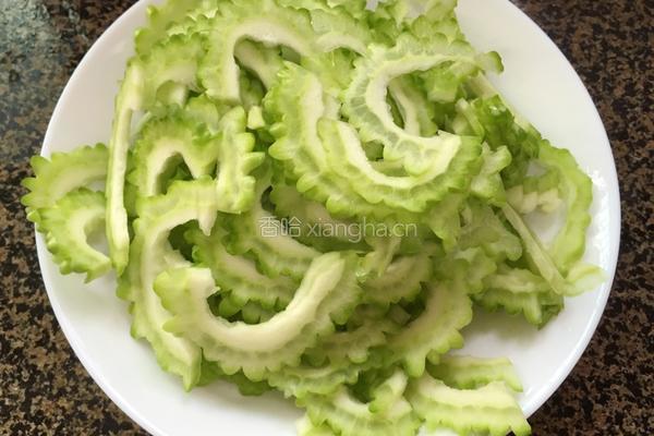豆豉牛肉炒苦瓜的做法图解1