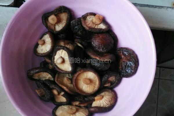 猪骨香菇煲的做法图解2