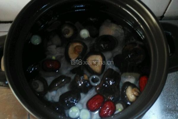 猪骨香菇煲的做法图解4