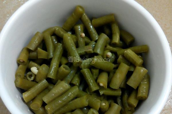 酸豆角年糕的做法图解3