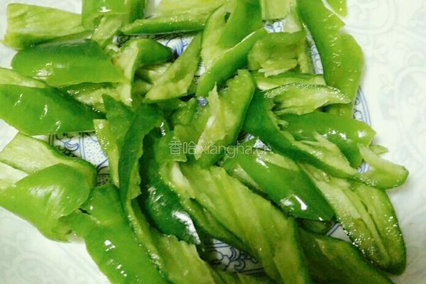 肥肉爆炒青椒酸笋的做法图解2