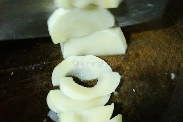 肥肉爆炒青椒酸笋的做法图解3