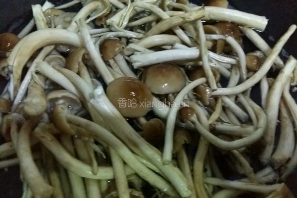 茶树菇炒五花肉的做法图解2