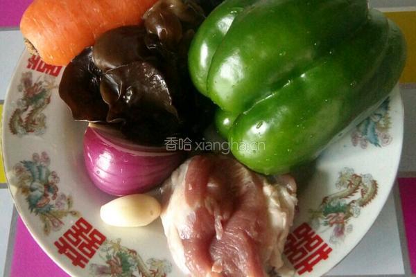 青椒胡萝卜炒木耳的做法图解1