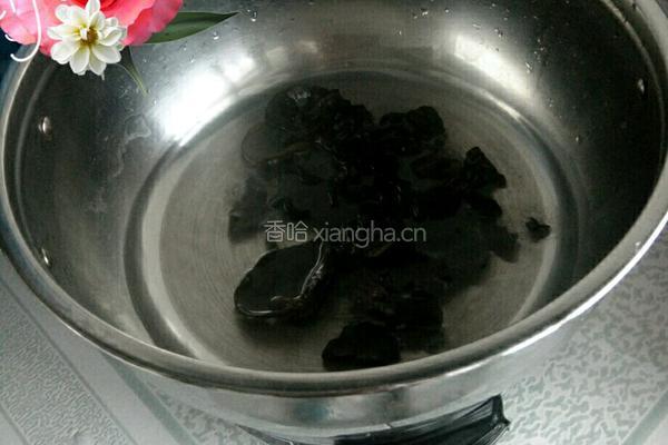 青椒胡萝卜炒木耳的做法图解3