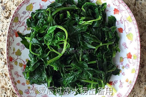 【芹菜叶拌花生米】的做法图解2