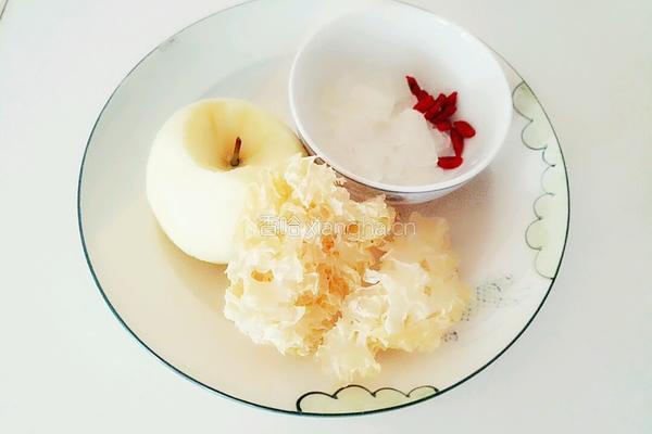冰糖苹果银耳汤的做法图解1