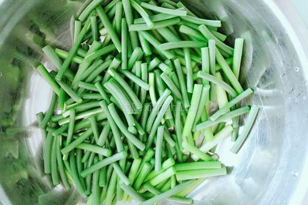 蒜薹肉片的做法图解1