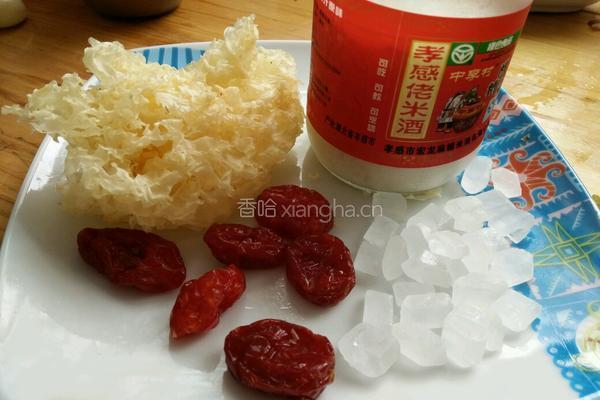 醪糟银耳羹的做法图解2