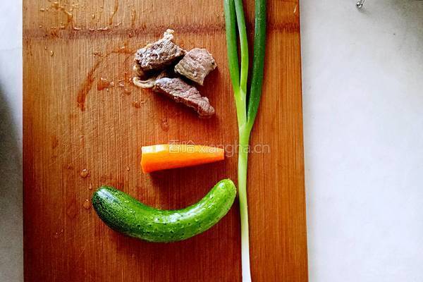太阳花牛肉炒饭的做法图解1