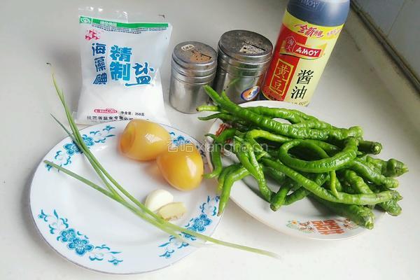 尖椒皮蛋的做法图解1